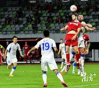 足球锦标赛掀起高潮，关东雷豹队读秒扳平海滨雄狮队，高压逼抢奏功——锋线火力回暖